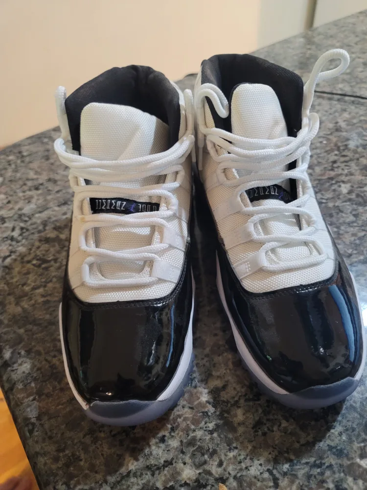Men's Basketball Sneakers. Size 11 image indicator(5)