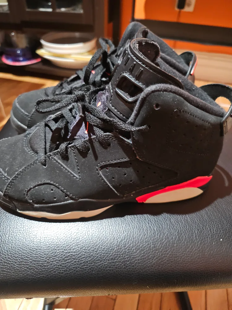 Black Jordan Sneakers image indicator(4)