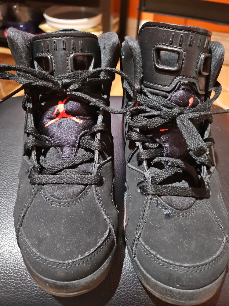 Black Jordan Sneakers image indicator(5)