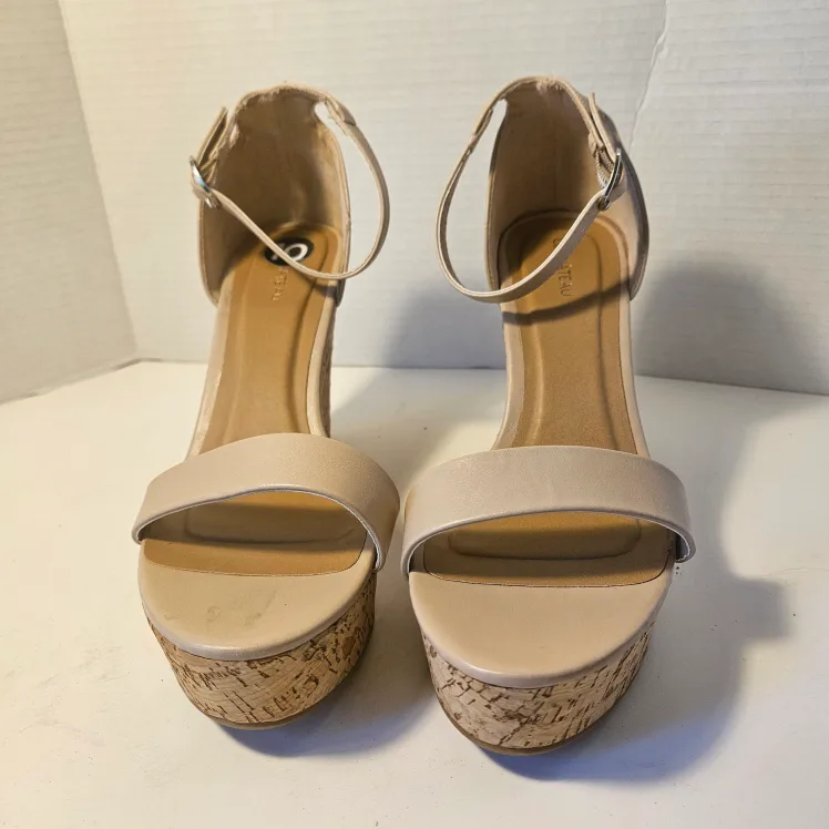 Le Chateau Leather Wedge Heel Sandals Nude Size 10 NWOB image indicator(2)