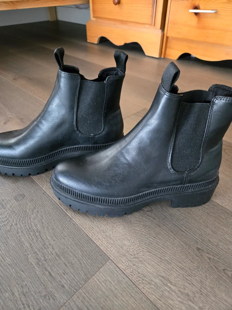 UNUSED // H&M - Black Chelsea Boots, Size 9 image indicator(2)
