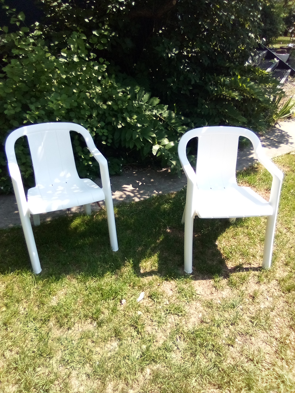 Set of 2 White Plastic Chairs
