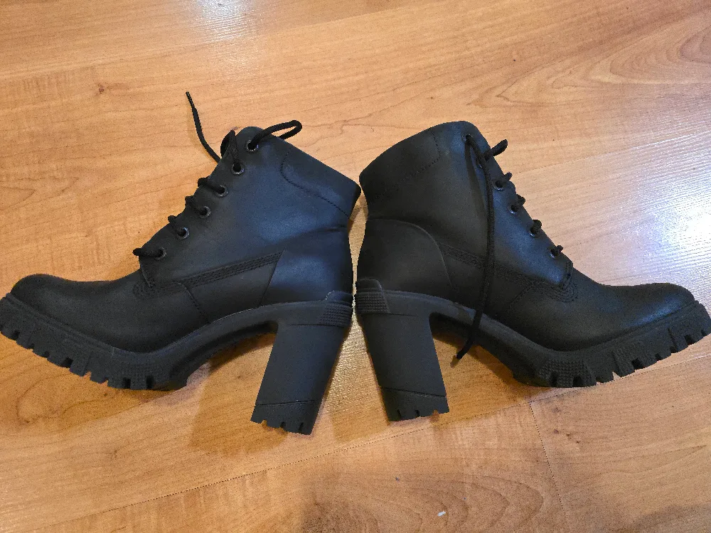 Timberland Black Lace Up Boots. NEW 💚 thumbnail