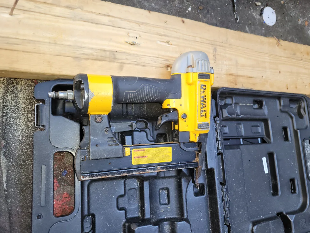 DeWalt 18 Gauge Finishing Stapler image indicator(3)