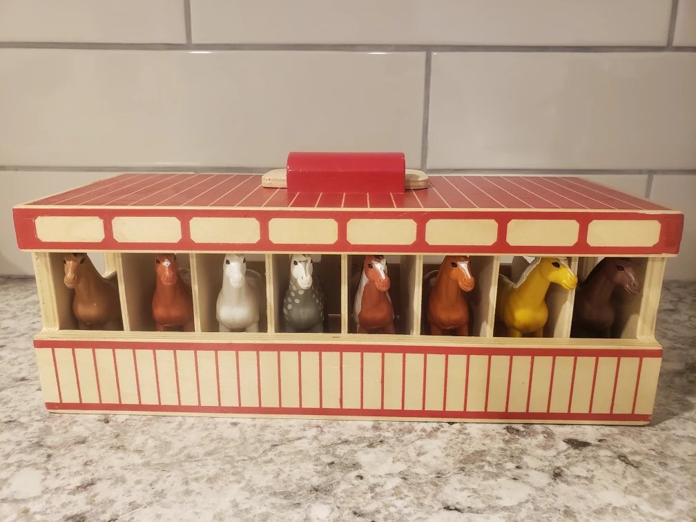 Breyer Horse Stable with 8 Horses