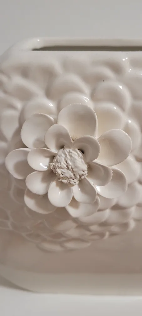 White Ceramic Flower Vase image indicator(2)