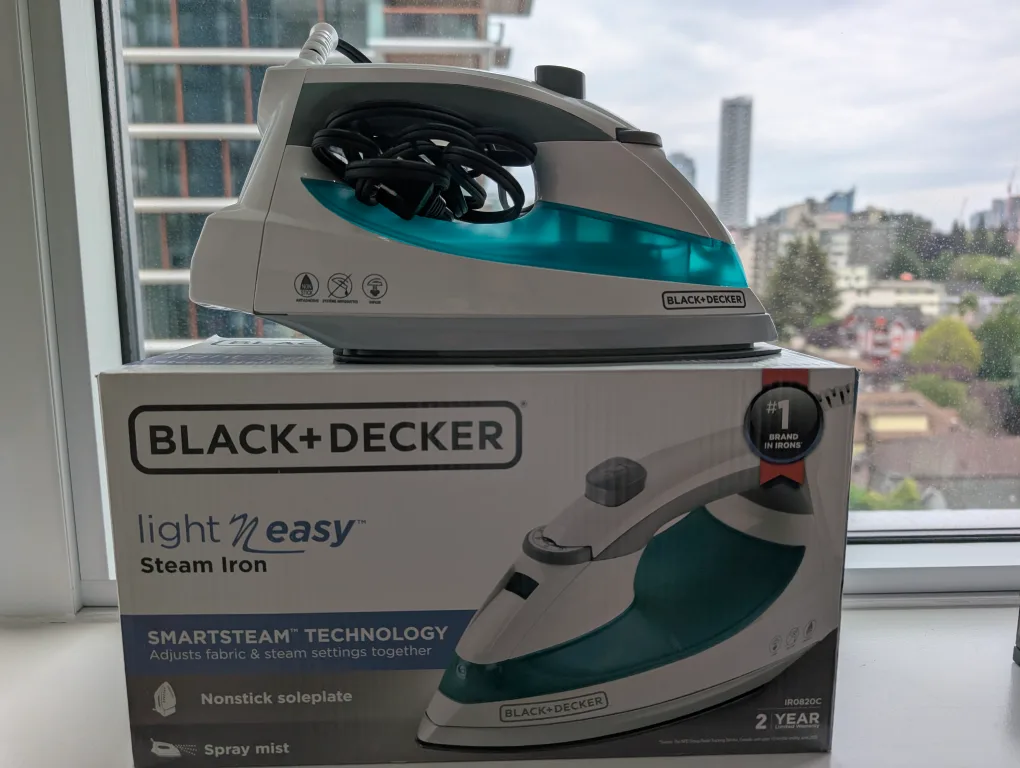 BLACK+DECKER Light 'N Easy Steam Iron - New in Box! thumbnail