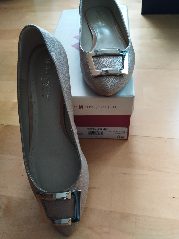 Naturalizer Maddie Ivory Lea Flats (worn once) - photo 3