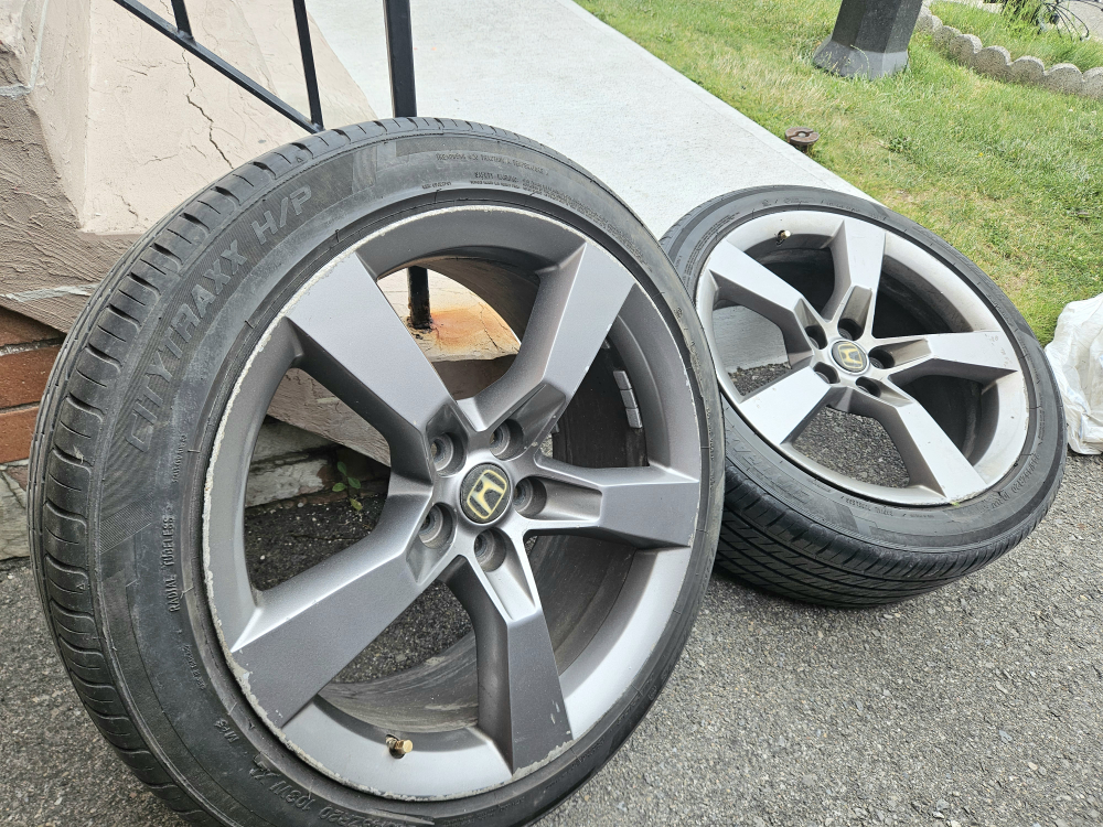 Set of 4 - 245/45ZR20 all season tires with Alloy rims
