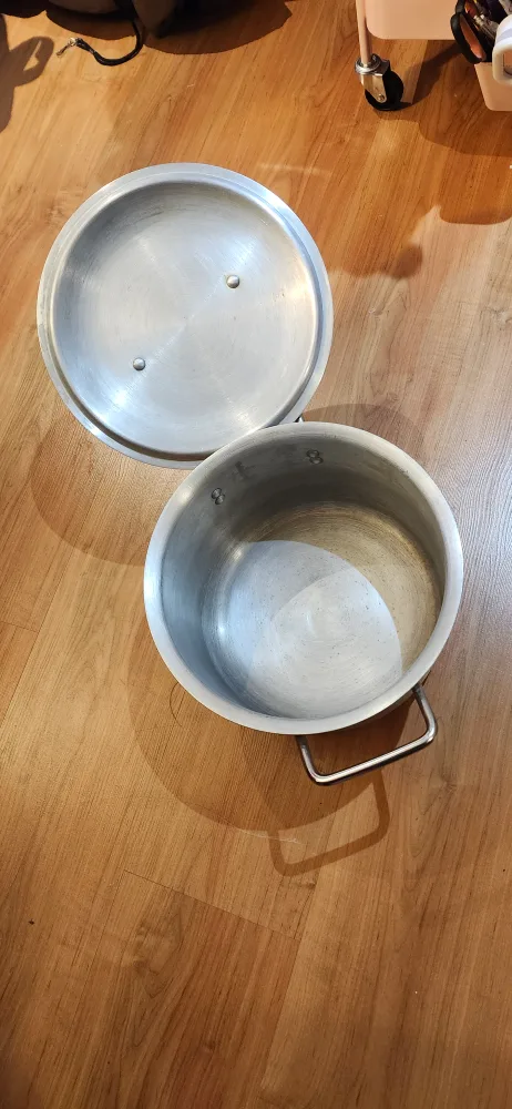 Aluminum Pot with Lid.. price not negotiable image indicator(4)