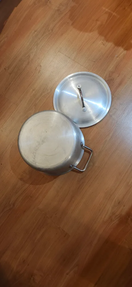 Aluminum Pot with Lid.. price not negotiable image indicator(5)