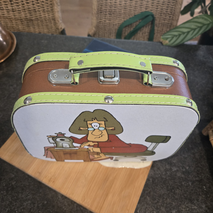 Vintage-Style Cartoon Sewing Kit Suitcase - photo 2