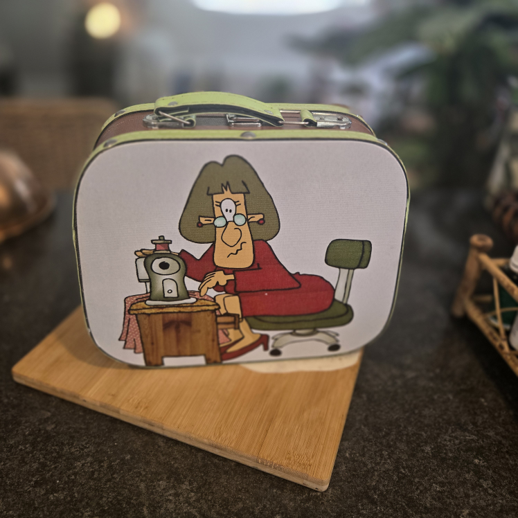 Vintage-Style Cartoon Sewing Kit Suitcase - photo 3