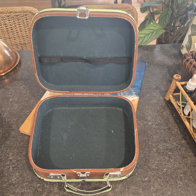 Vintage-Style Cartoon Sewing Kit Suitcase - photo 4