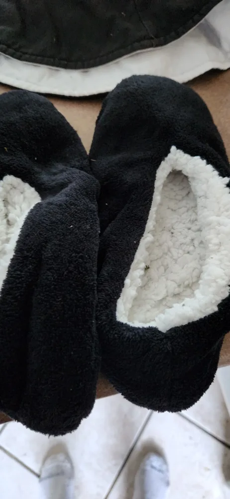 Black Fuzzy Slippers freecycle 🏆 thumbnail