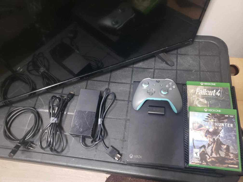 1TB Cleaned & Dusted Xbox One with a Controller & 2 Games - photo 2