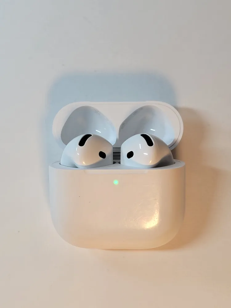 Apple AirPods 4 with Charging Case image indicator(3)