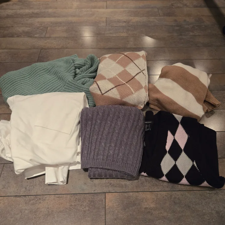 Assorted Women's Clothes XXS, XS, S image indicator(2)