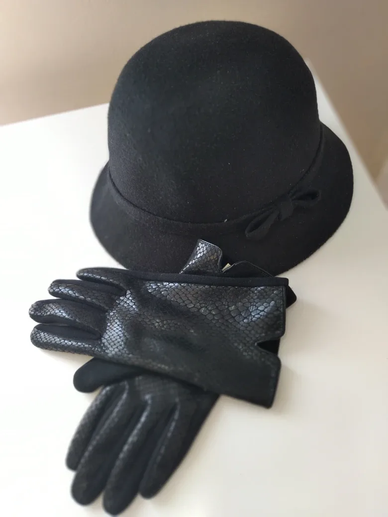 Matching Black Hat and Gloves Set thumbnail
