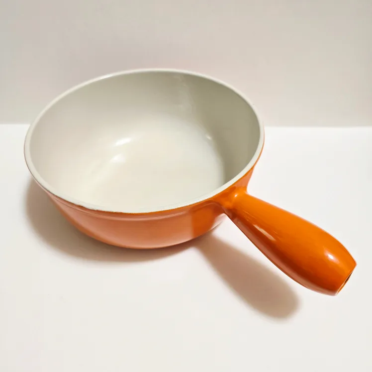 Le Creuset 22 Cast Iron Saucepan. No Lid image indicator(3)