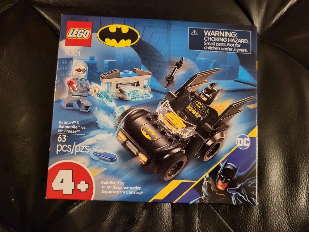 New LEGO Batman & Batmobile vs. Mr. Freeze Set 76301 thumbnail