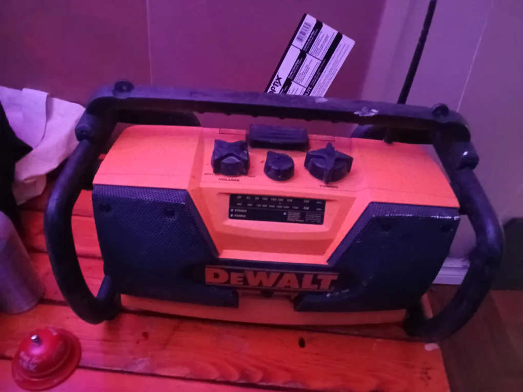 DeWalt DW911 Worksite Radio/Charger thumbnail