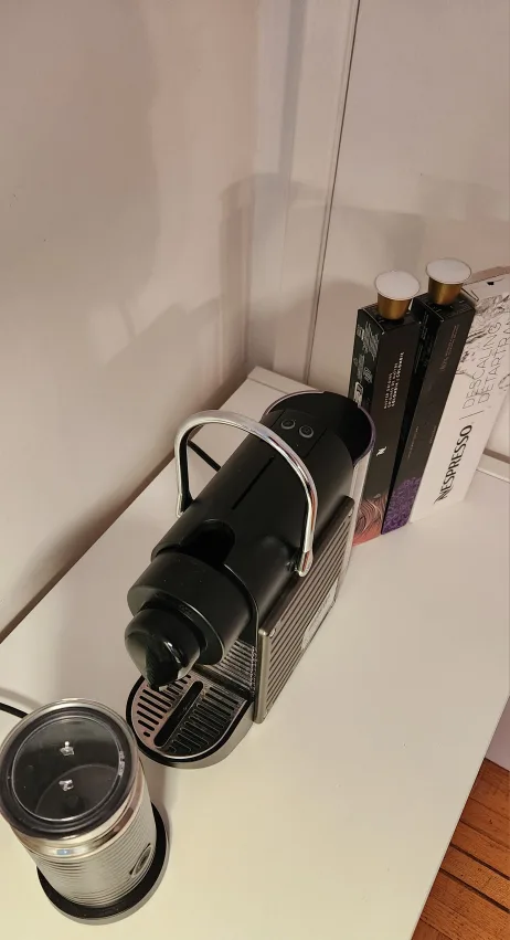 Nespresso Pixie Machine with Milk Frother image indicator(3)