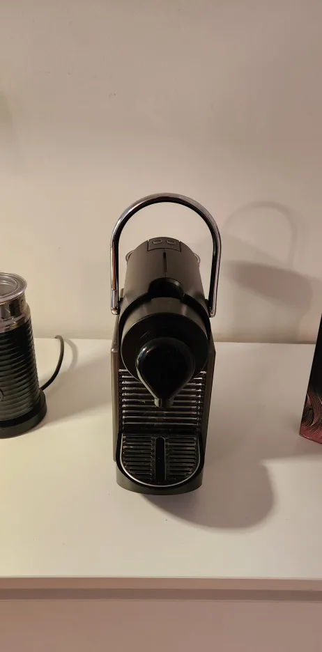 Nespresso Pixie Machine with Milk Frother image indicator(4)
