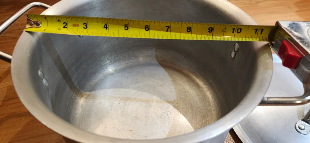 Aluminum Pot with Lid.. price not negotiable image indicator(6)