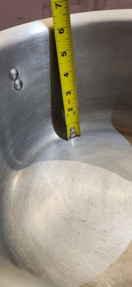 Aluminum Pot with Lid.. price not negotiable image indicator(7)