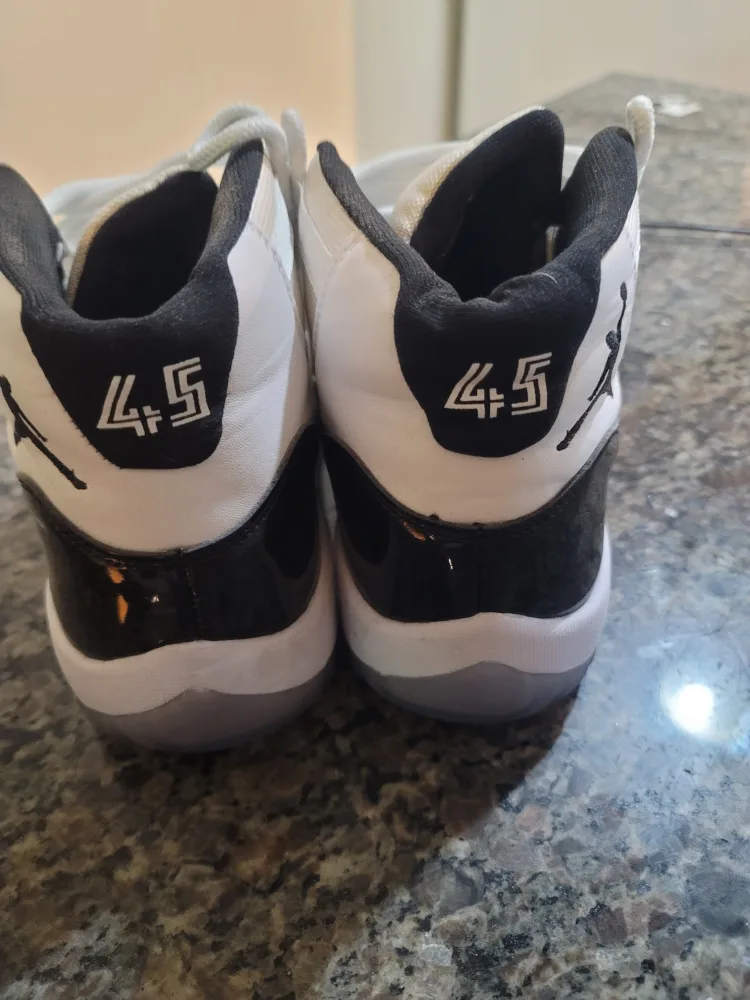 Men's Basketball Sneakers. Size 11 image indicator(4)