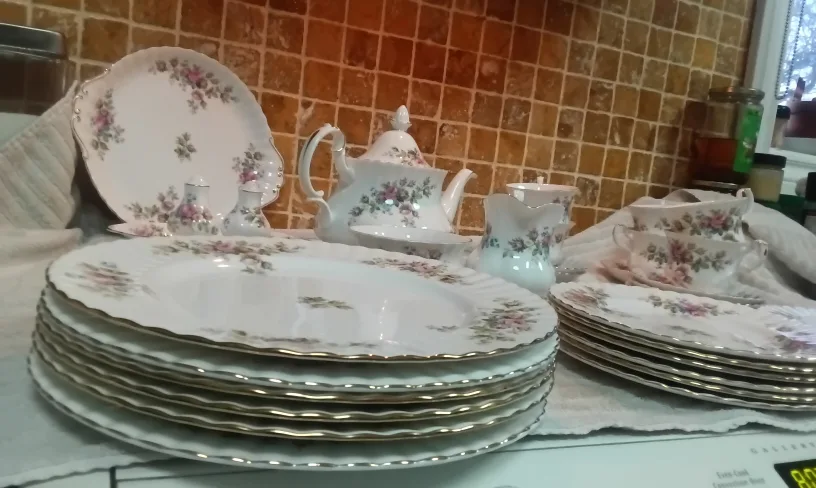 Royal Albert "Moss Rose China full set 6 Plus Tea Set image indicator(3)