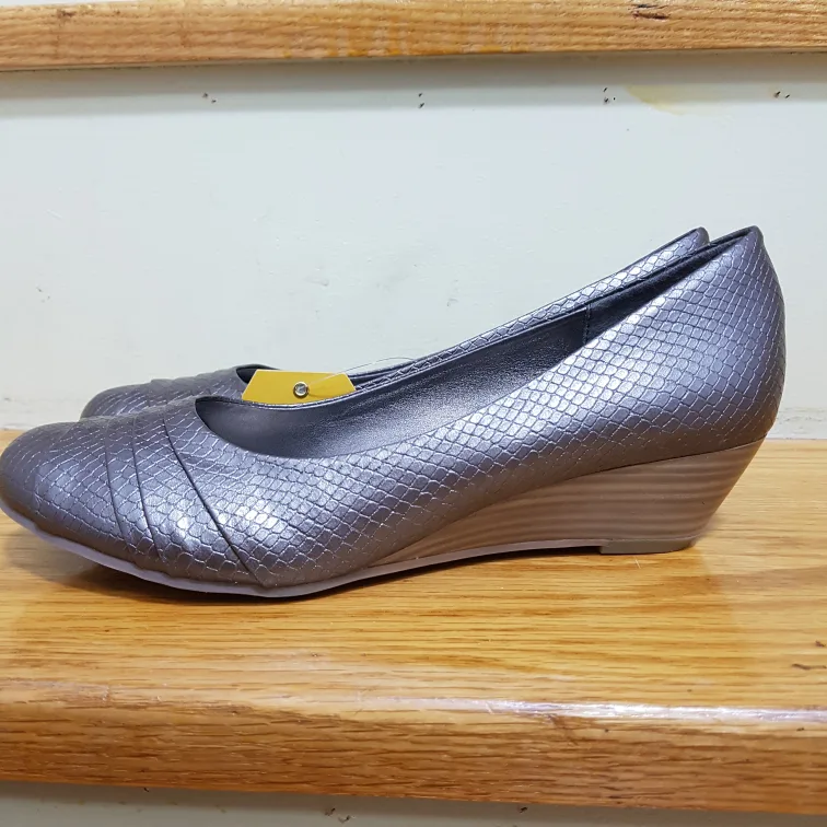 Denver Hayes wedge heels NEW IN BOX image indicator(2)