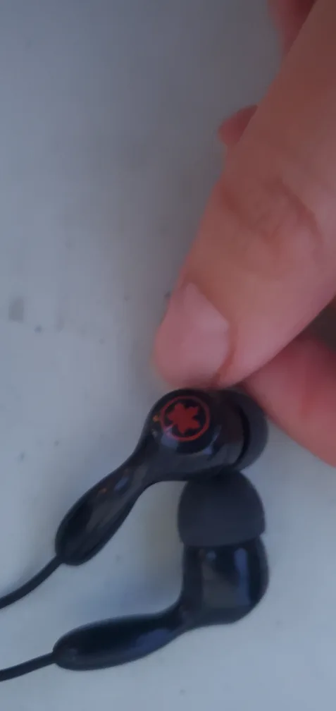 #freecycle Black wired earbuds thumbnail