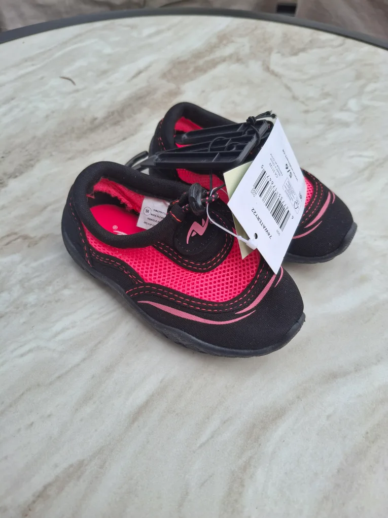 BNWT Girls Water Shoes (Size 5/6) thumbnail