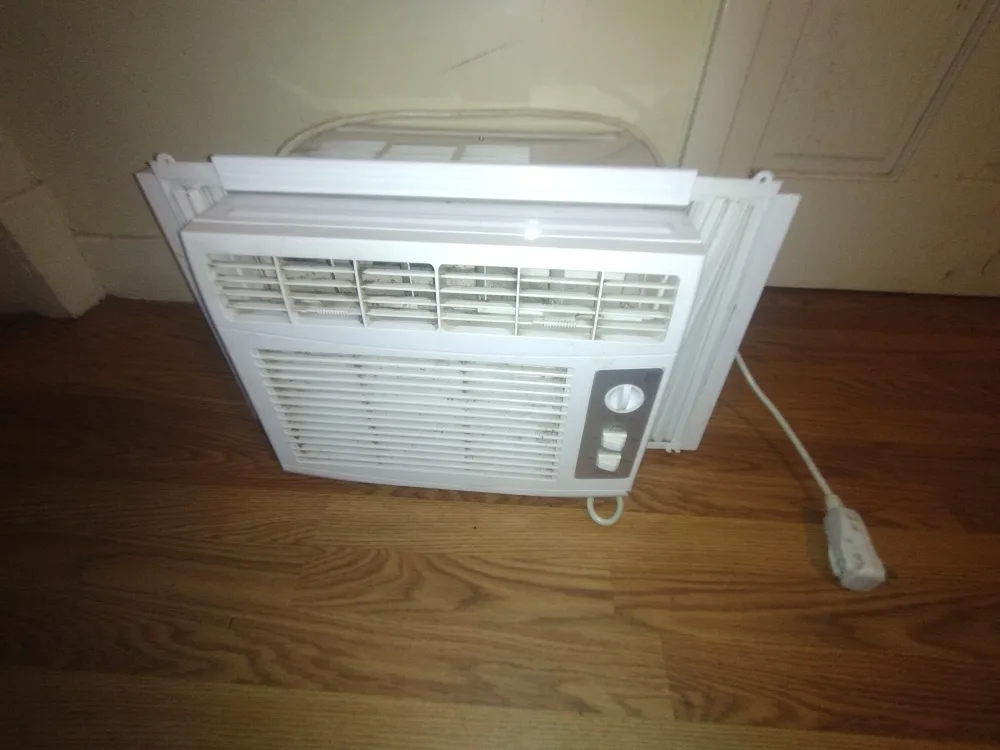 GE White Window Air Conditioner image indicator(2)