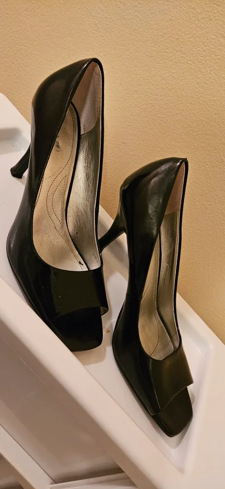 Tahari Black Heels - Size 8 image indicator(2)