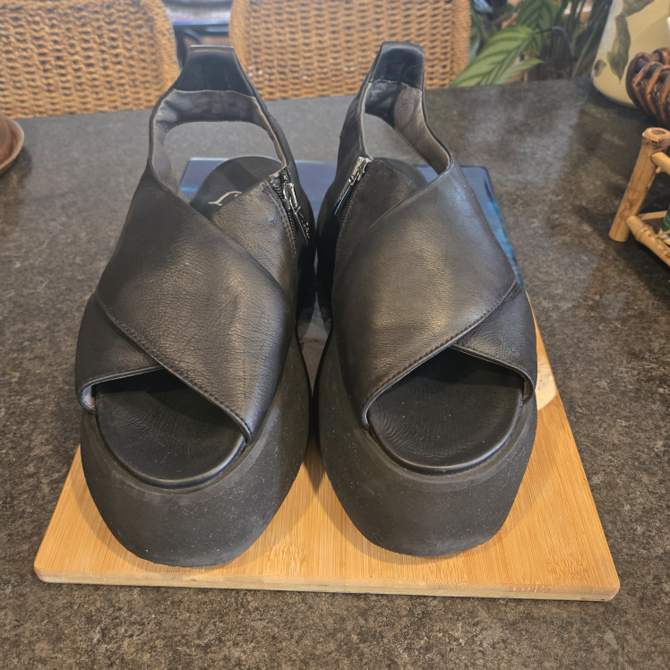 Lofina Black Leather Crossover Sandals 8.5 - photo 5