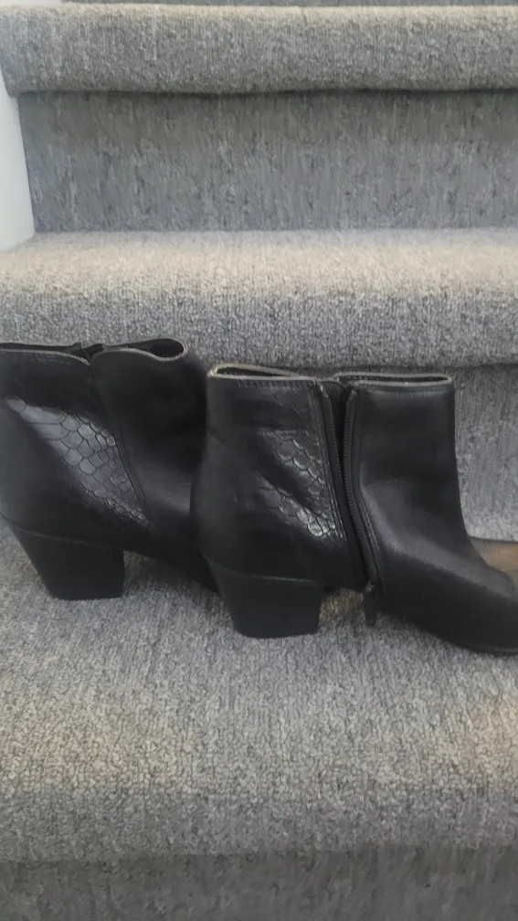 Le Chateau Black Ankle Boots - Size 6 image indicator(4)