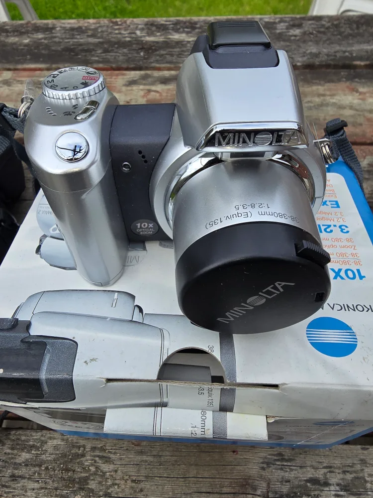Minolta 10x Optical Zoom Camera thumbnail