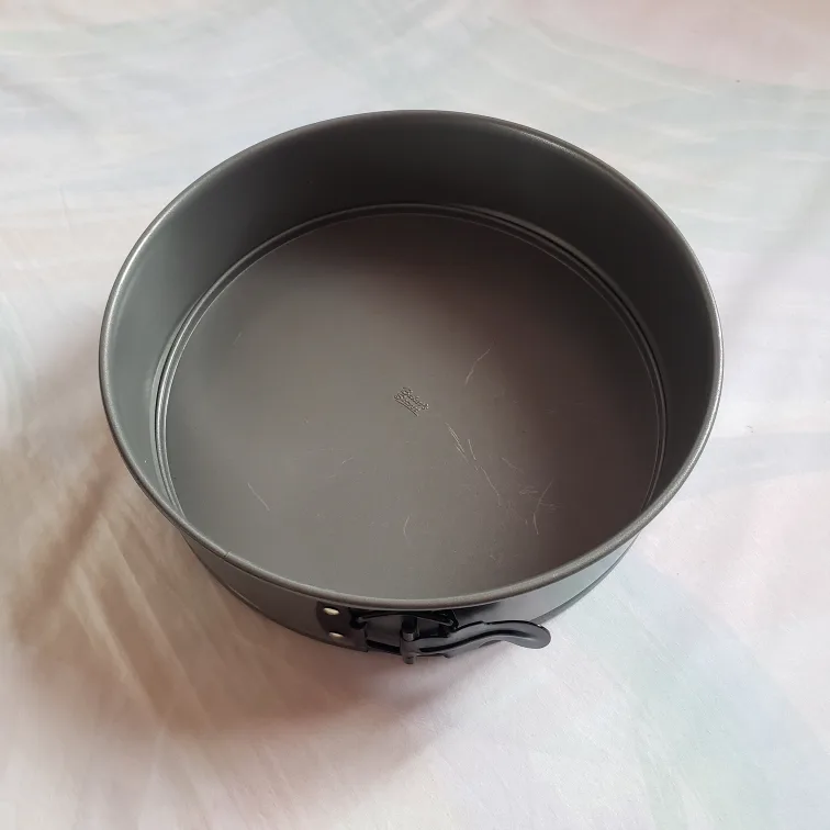 Betty Crocker 9.5" Springform Pan image indicator(2)