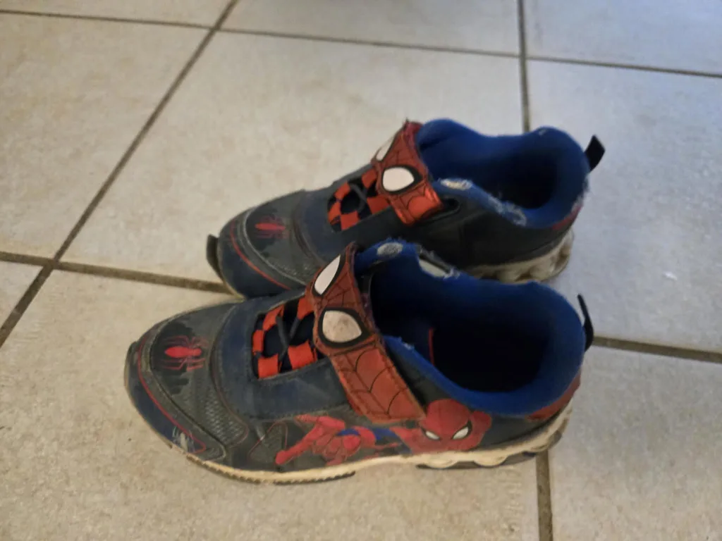 Spider-Man Kids' Light-Up Sneakers  #freecycle thumbnail