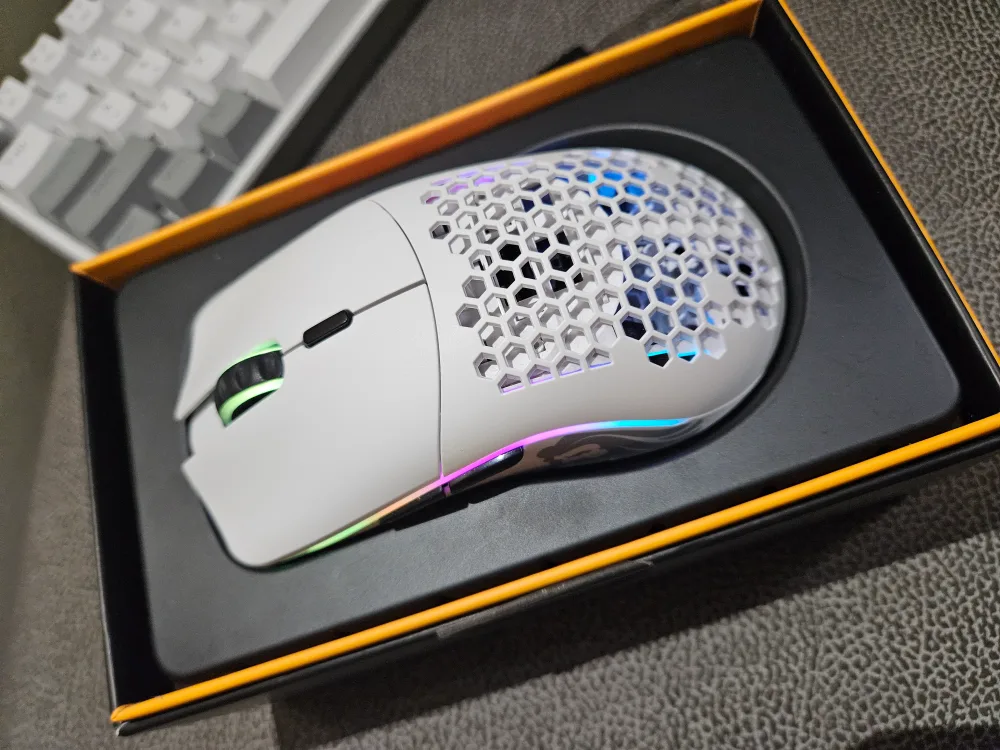 Glorious model O wireless and mechanical keyboard with tool image indicator(3)