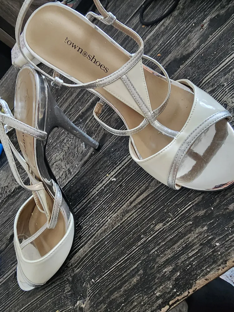 Town shoes Heels- size 7.5B image indicator(2)