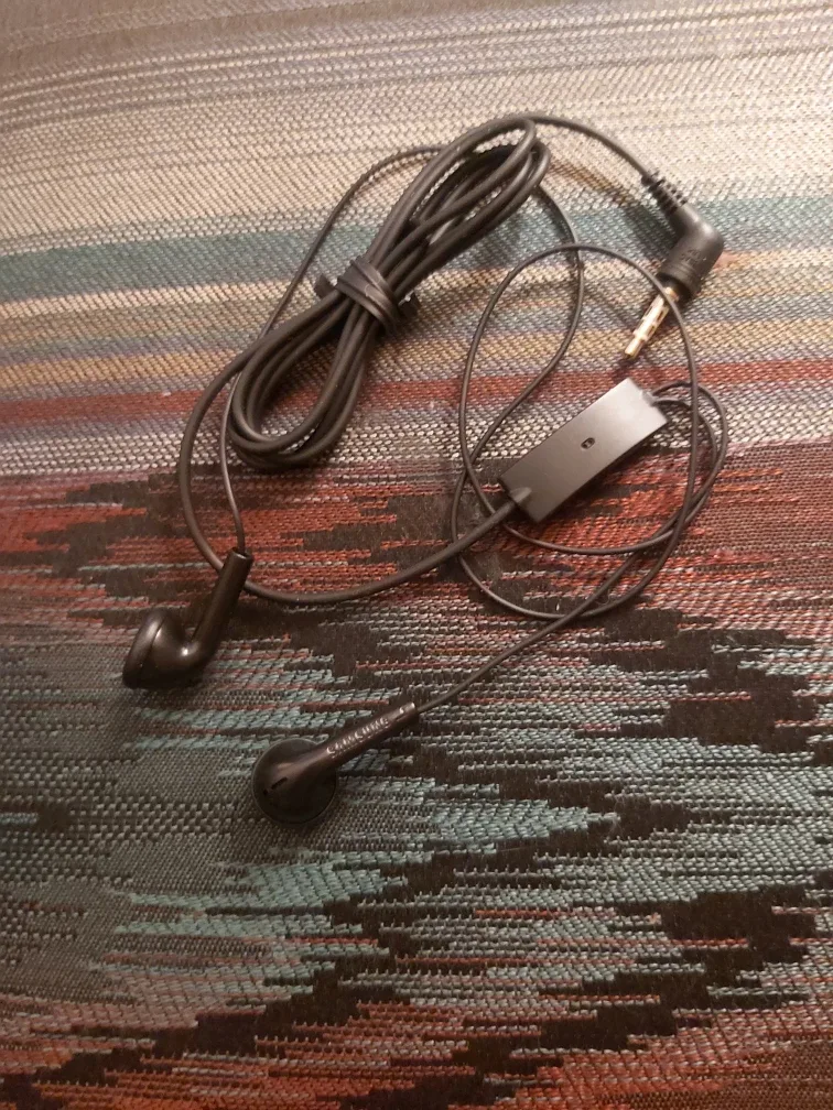 Samsung Wired Headphones thumbnail