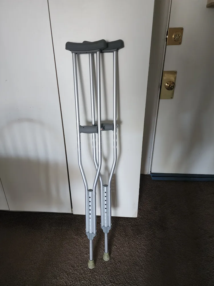 Adjustable Crutches #freecycle thumbnail