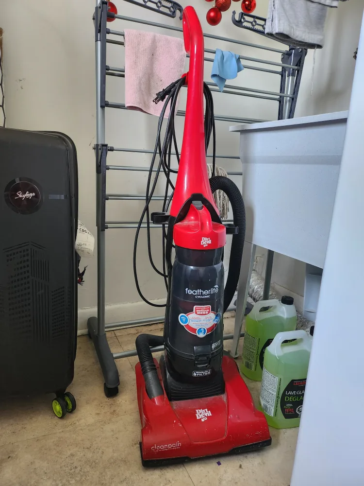 Dirt Devil Featherlite Vacuum thumbnail
