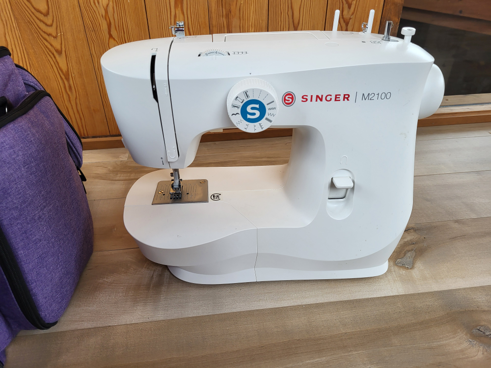 Singer M2100 Sewing Machine and case - photo 2