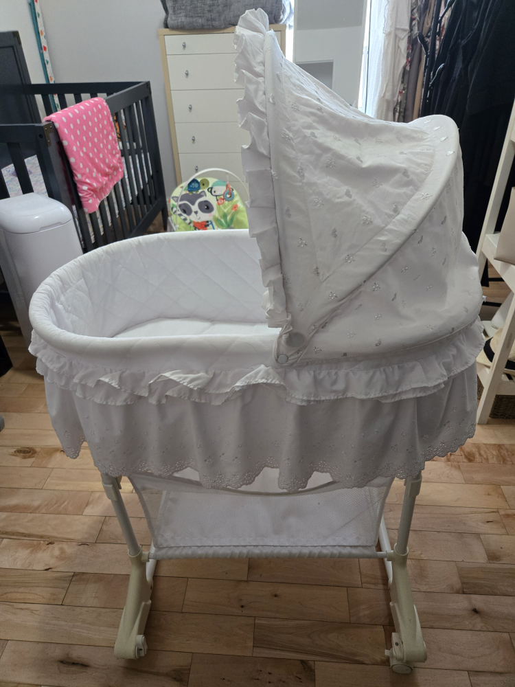 White bassinet with canopy - photo 2