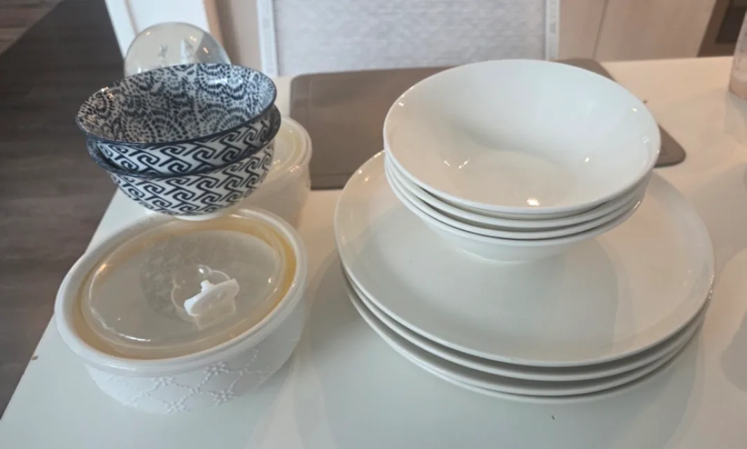 Dinnerware Set thumbnail